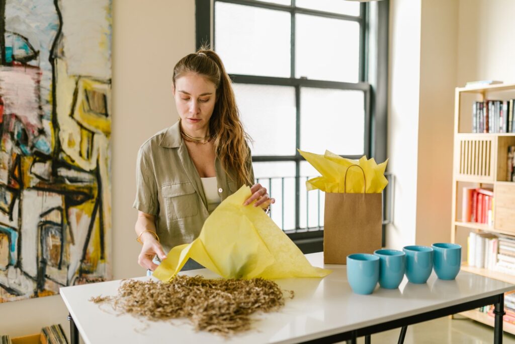 Artisane qui prépare ses commandes à l atelier
