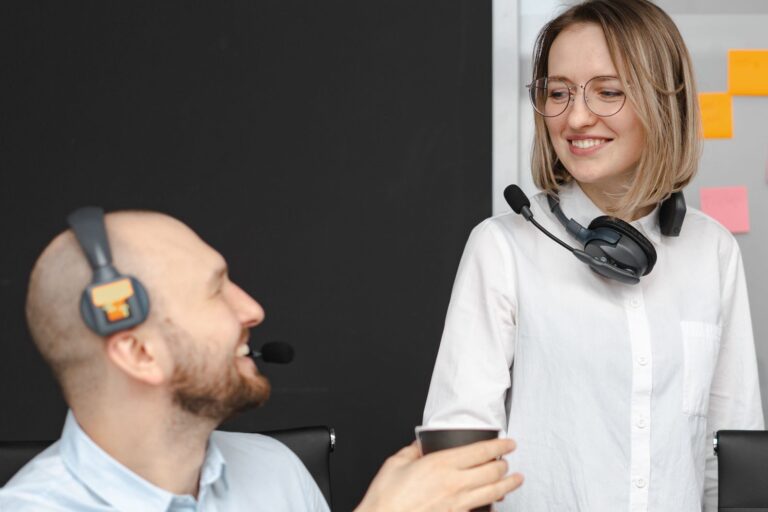 Conseillère souriante avec un casque