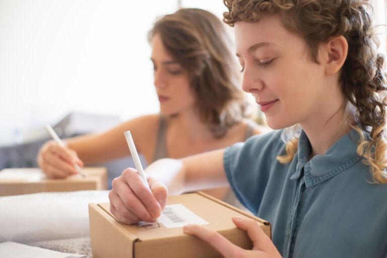 Deux collègues testent une automatisation