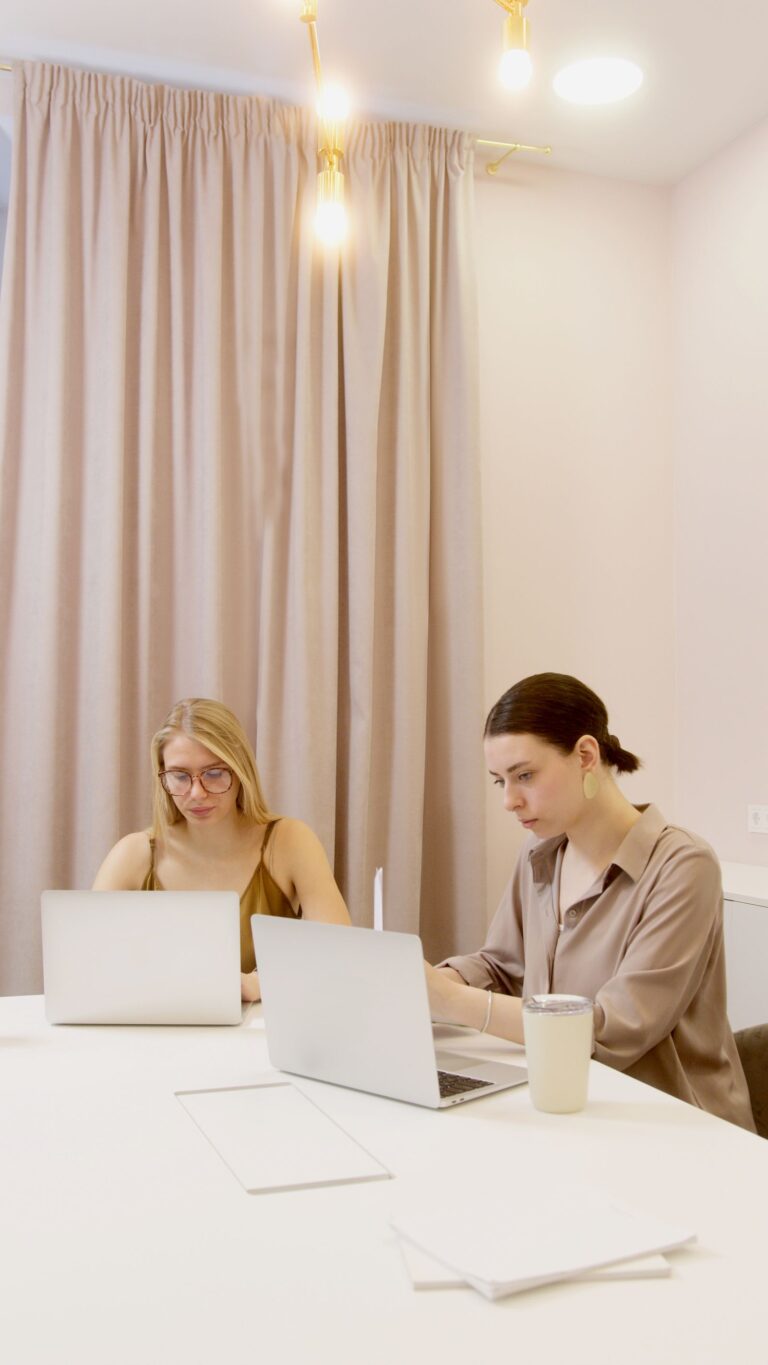 Deux collègues analysent un site sur leurs ordinateurs