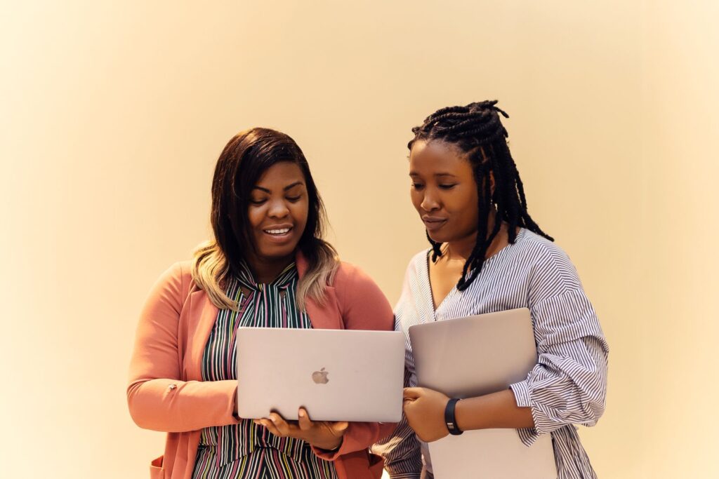 Deux femmes consultent un site sur une tablette