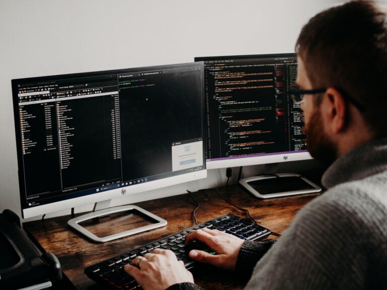 Développeur qui teste un site sur plusieurs écrans