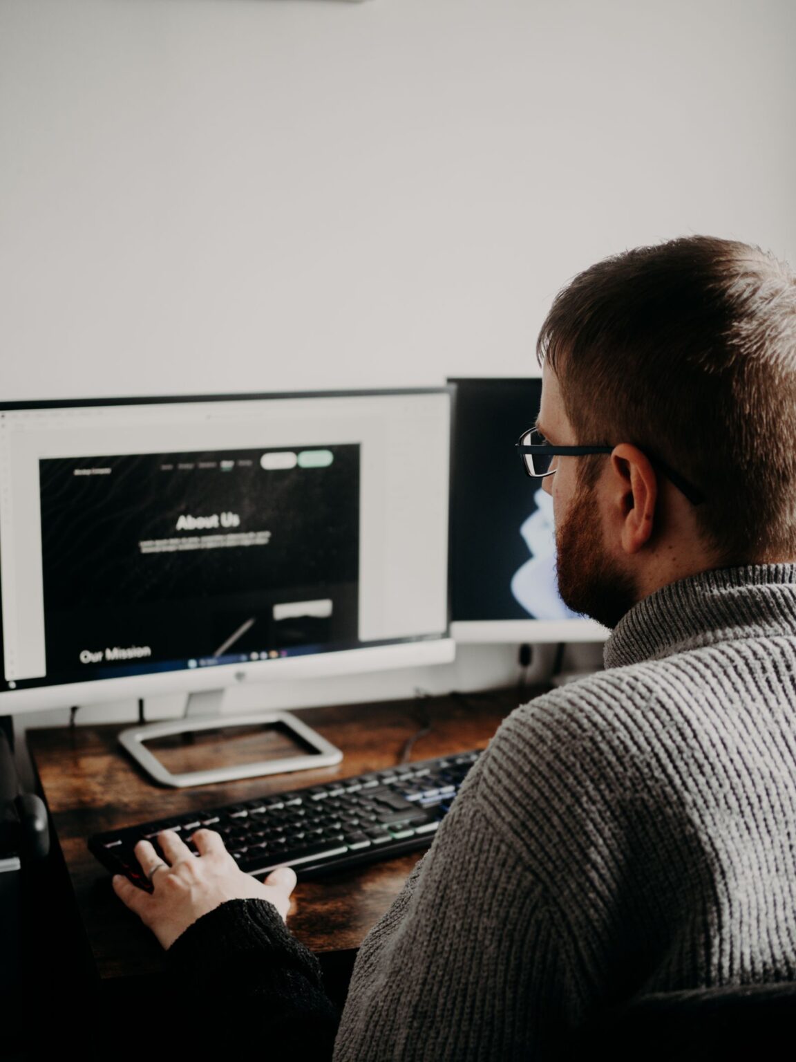 Concepteur de site web au travail devant son écran