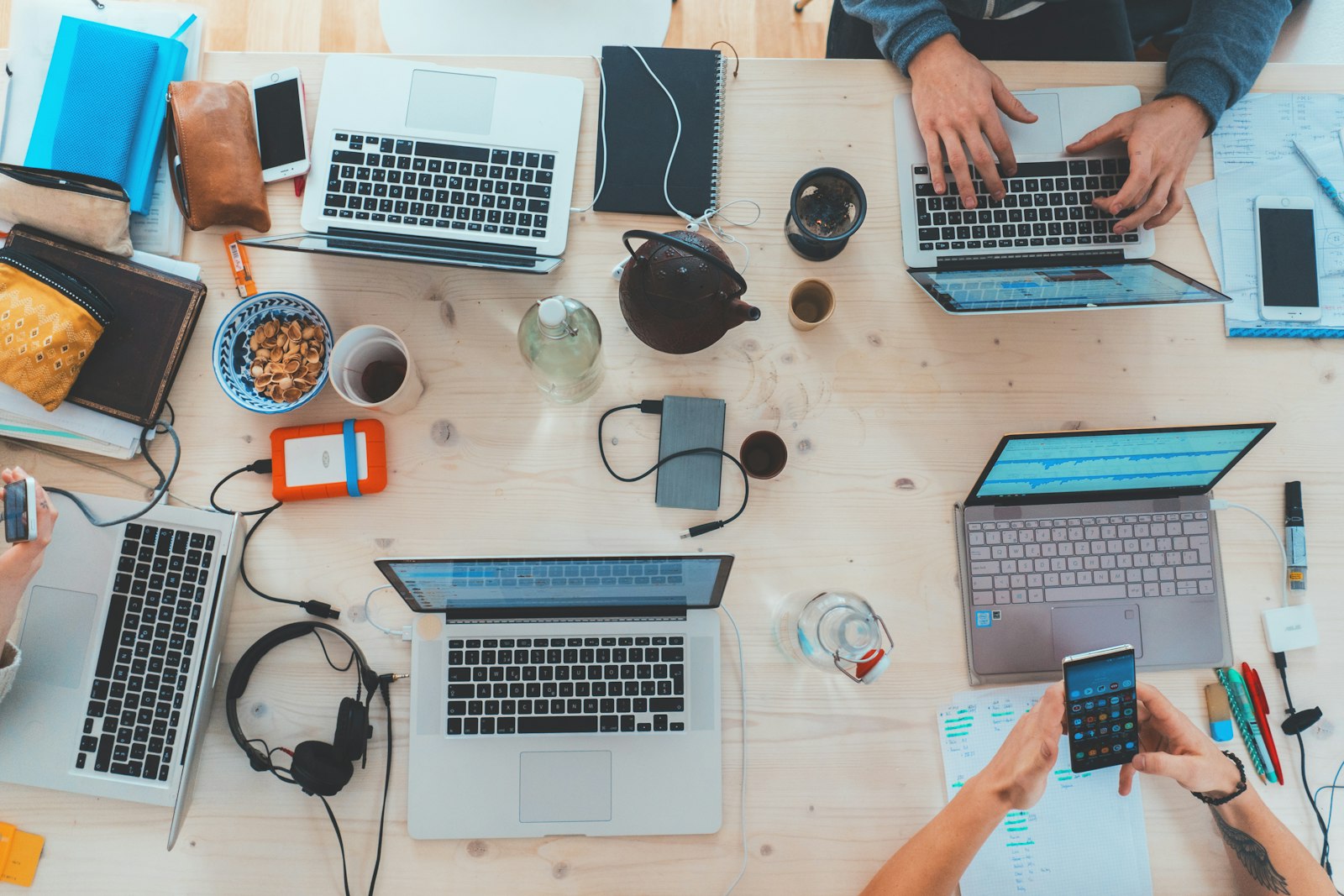 Équipe autour d’une table de travail qui pilote des campagnes Google Ads