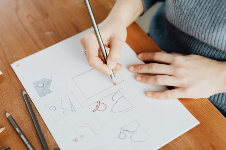 Croquis de logo au crayon