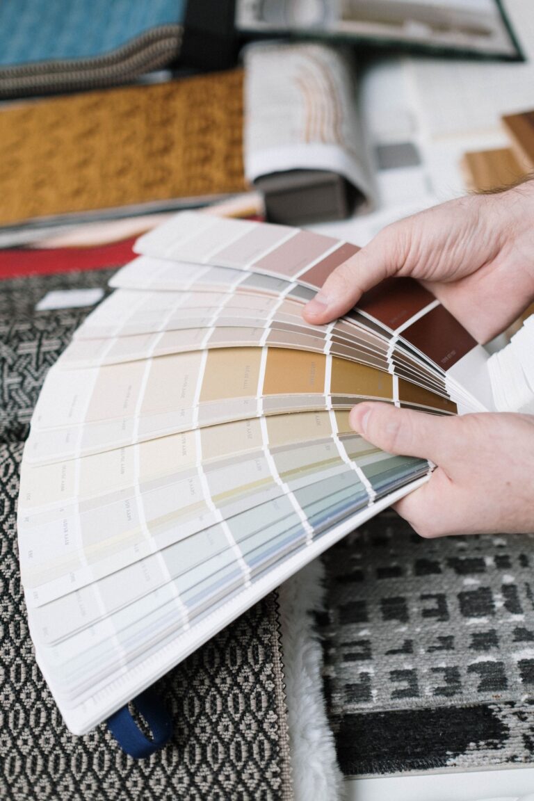 Mains qui comparent des teintes pour un kit de marque