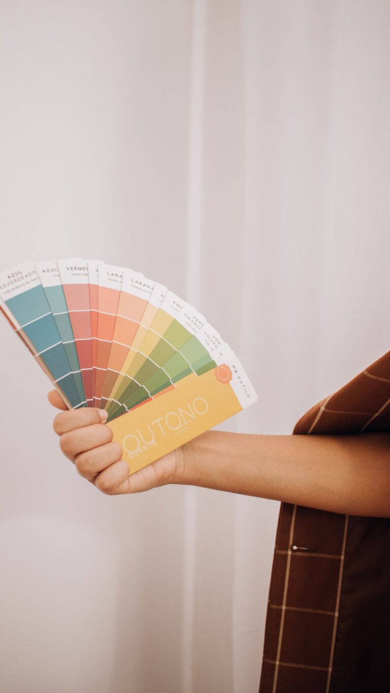 Main qui tient un nuancier de couleurs