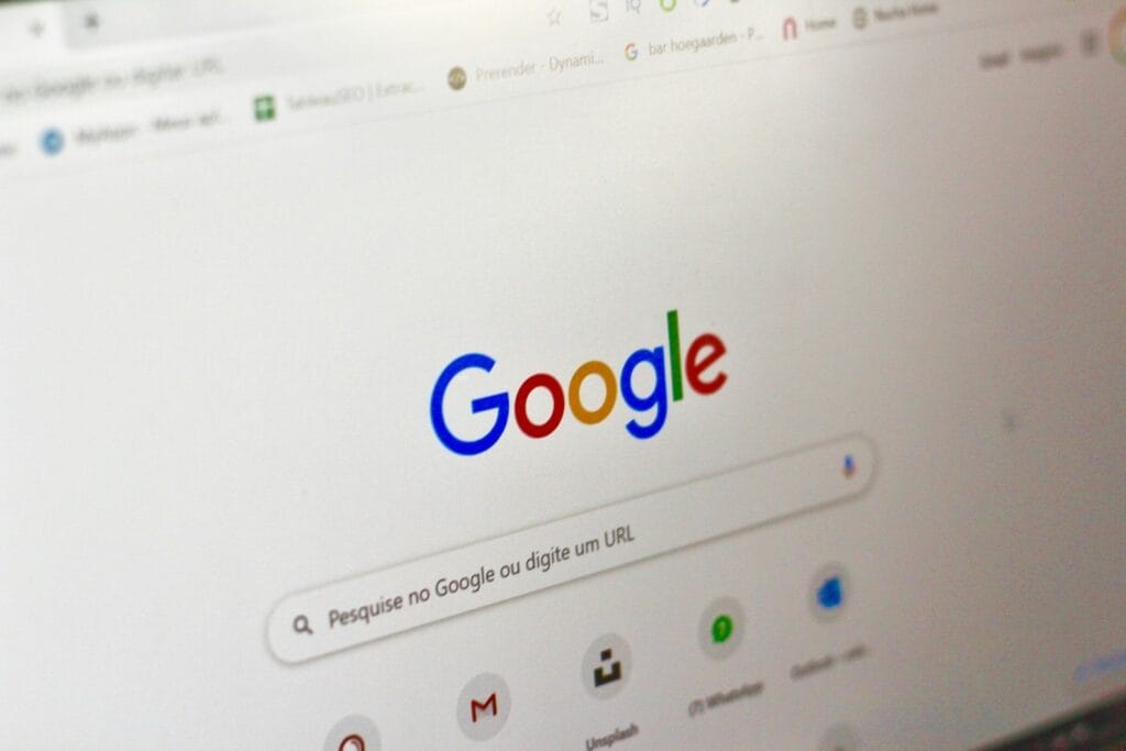 Page de recherche Google sur un écran, point de départ des campagnes de notre agence Google Ads