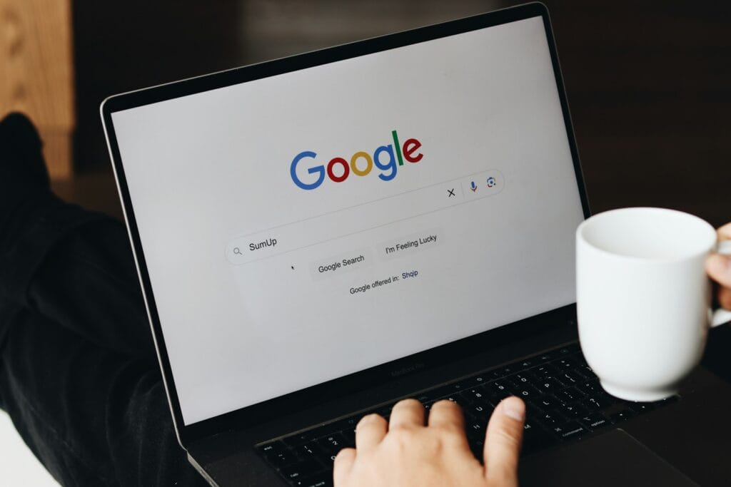 Recherche sur Google depuis un ordinateur portable, là où s’affichent les annonces Google Ads