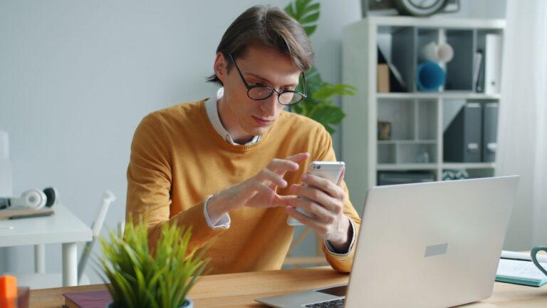 Homme qui analyse les résultats d une publication