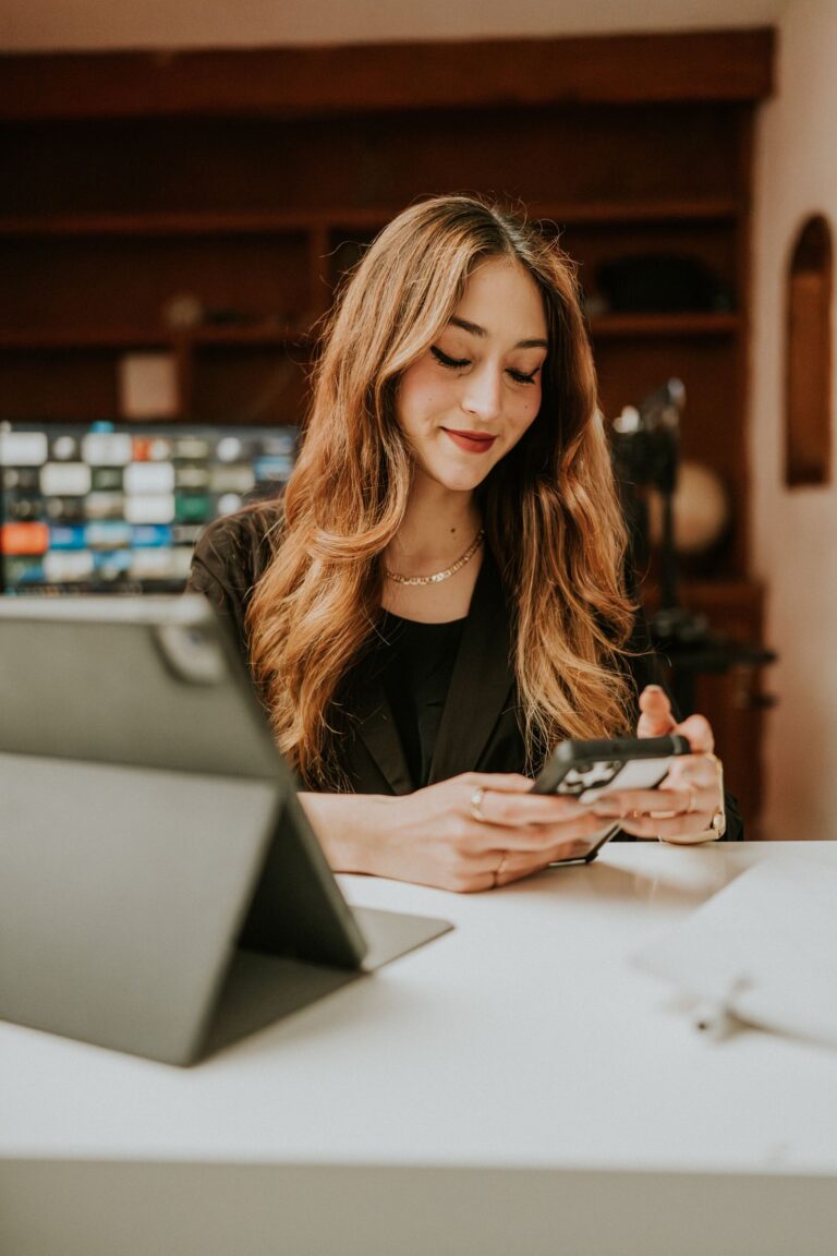 Femme qui consulte un compte Instagram sur son téléphone
