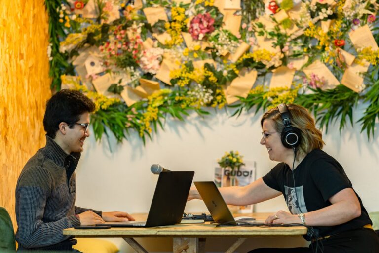 Deux personnes construisent un calendrier éditorial