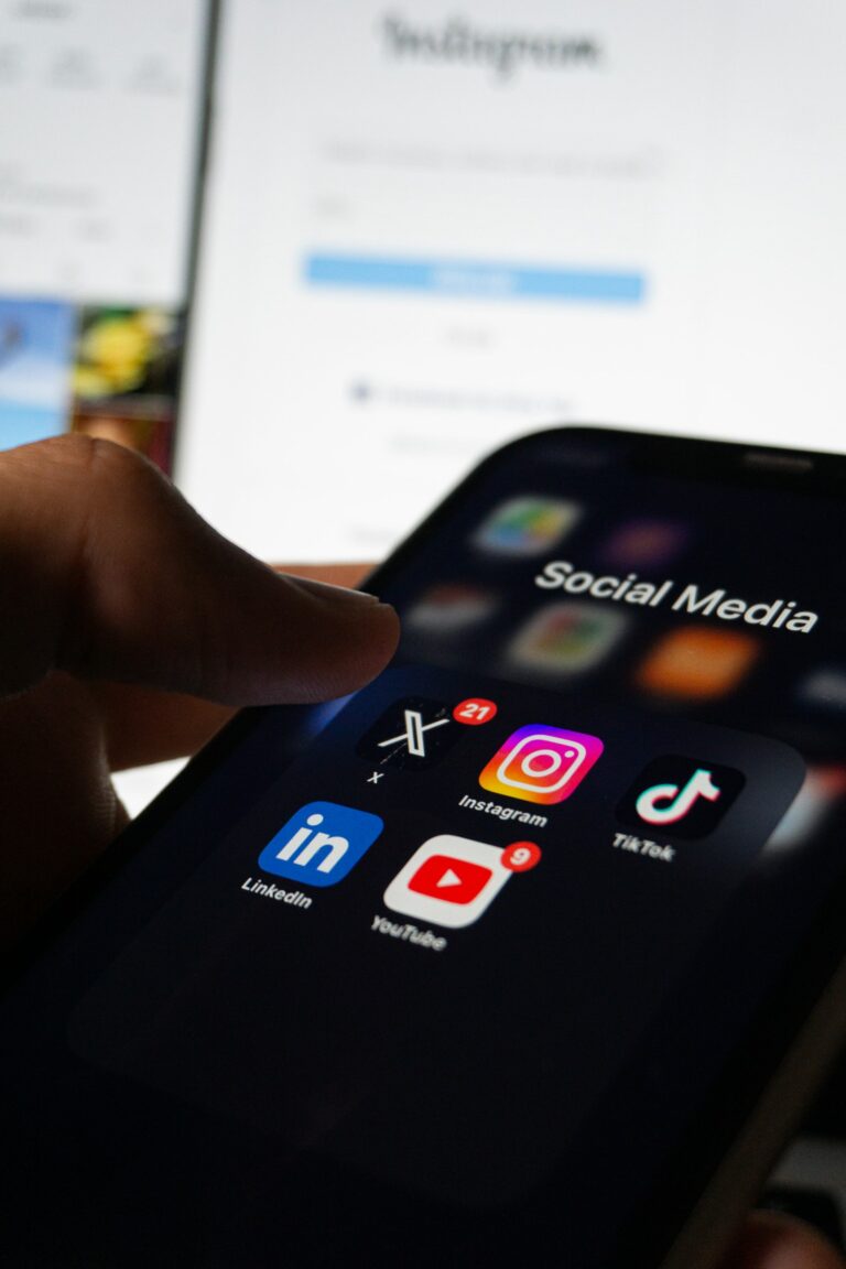Smartphone avec les applications Instagram et réseaux sociaux, où s’affichent les publicités Meta Ads