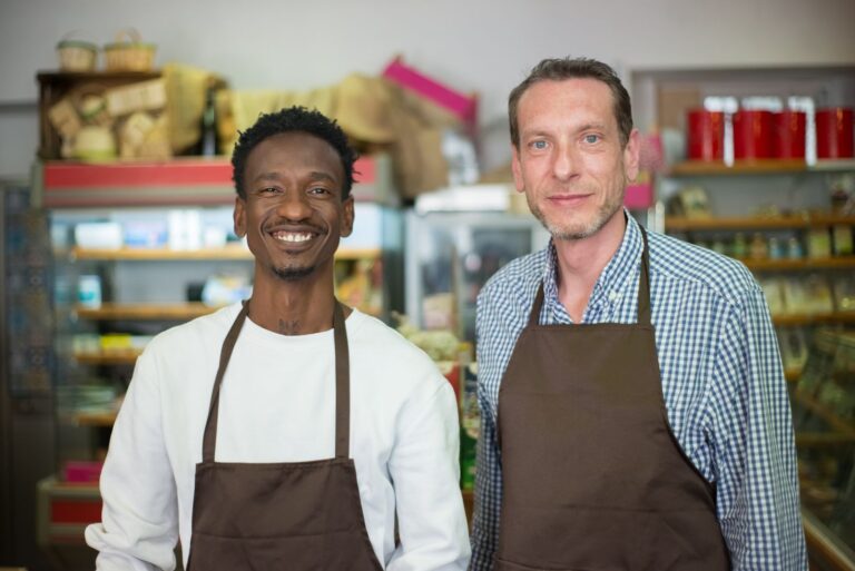 Deux commerçants dans leur boutique
