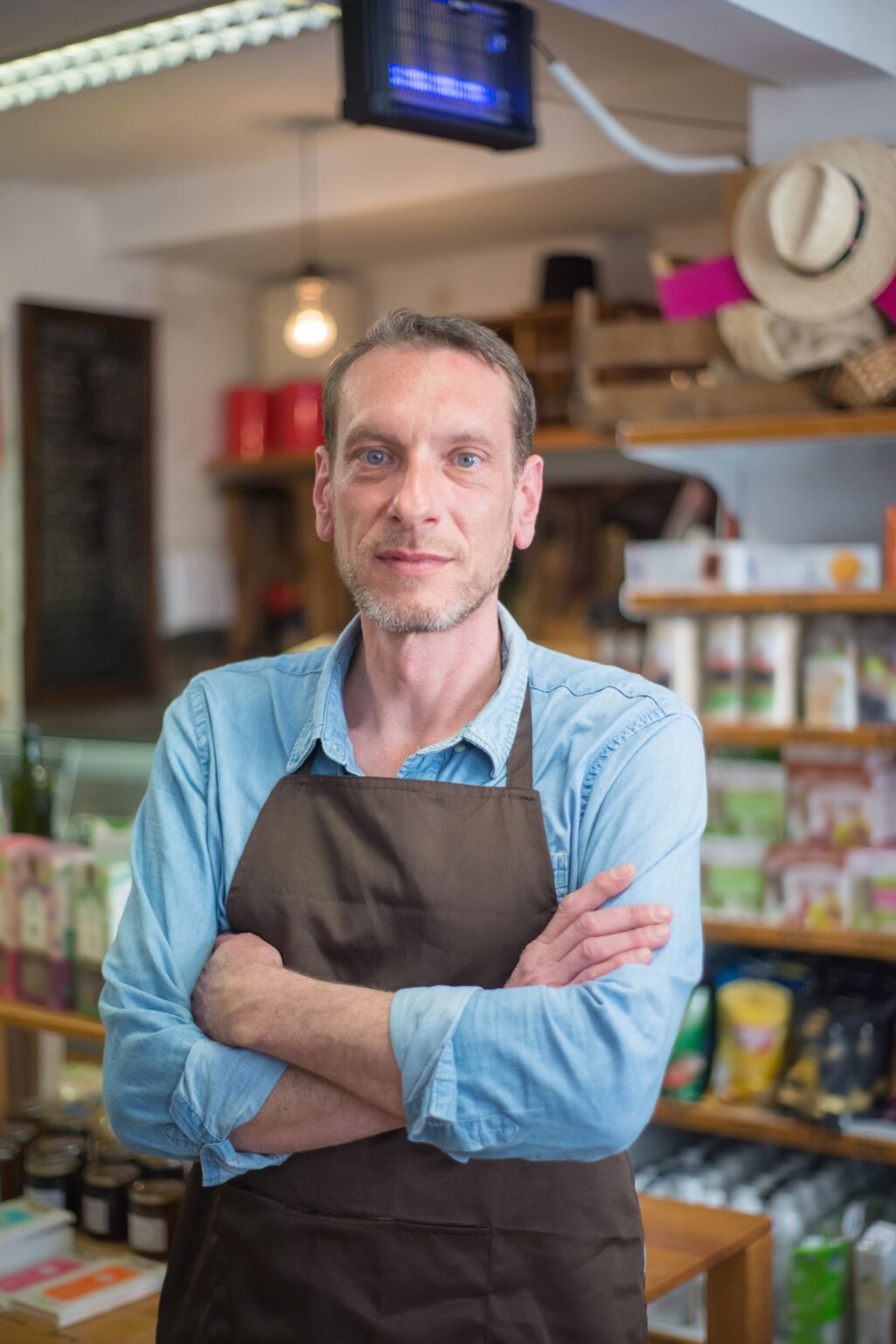 Commerçant souriant dans sa boutique