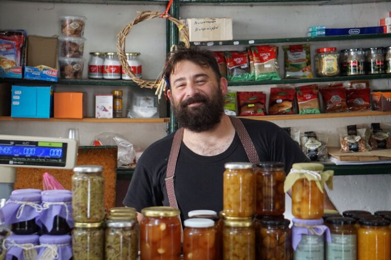 Épicier derrière son comptoir