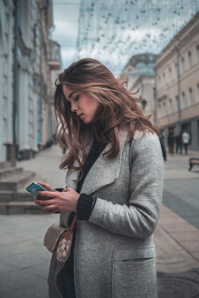 Passante qui cherche un commerce sur son téléphone
