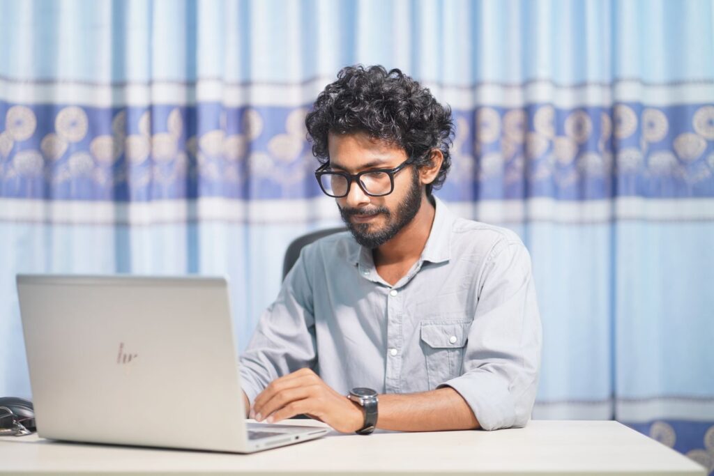 Homme qui rédige du contenu pour son site