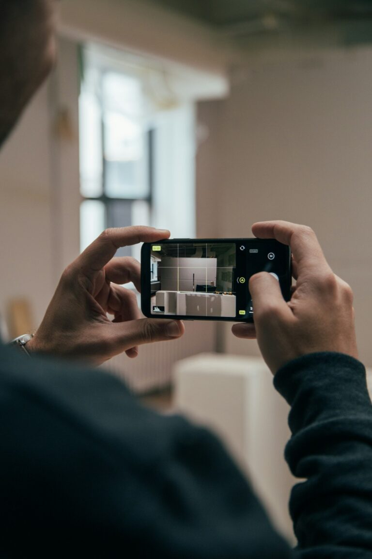 Tournage d’une vidéo au smartphone pour une publicité Meta Ads