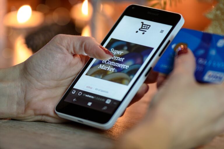 Achat sur smartphone avec une carte bancaire, la commande test vérifiée de bout en bout