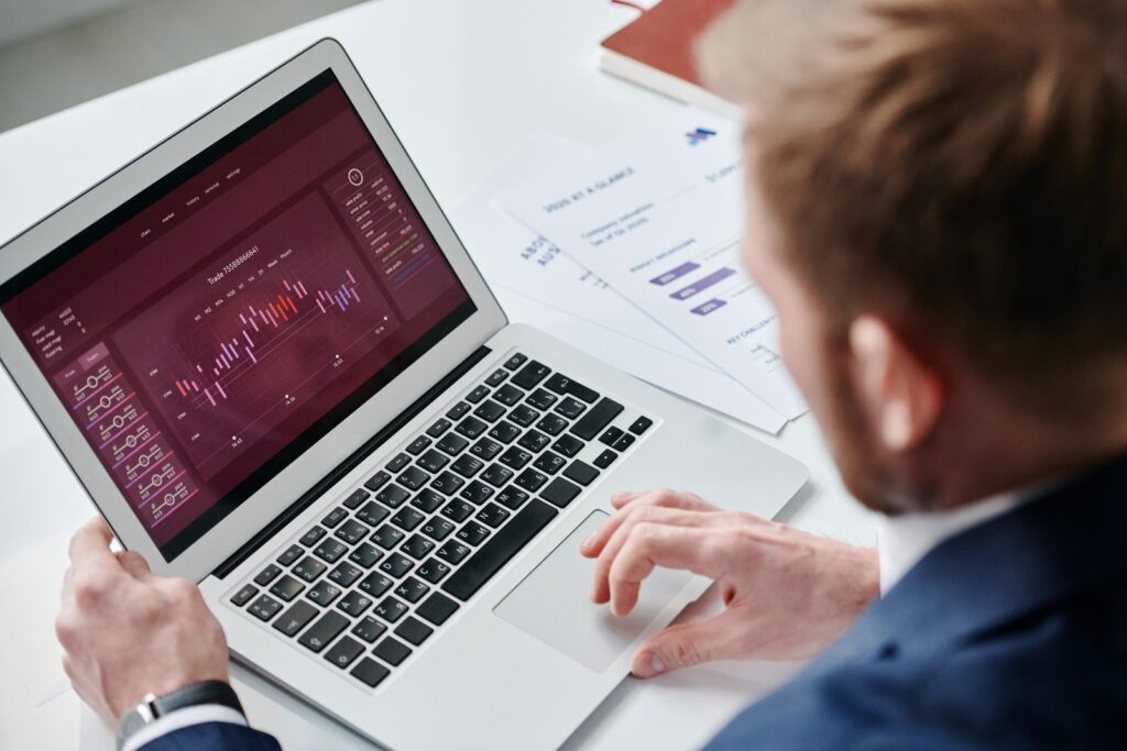 Dirigeant qui consulte un tableau de bord d’analyse sur son ordinateur portable