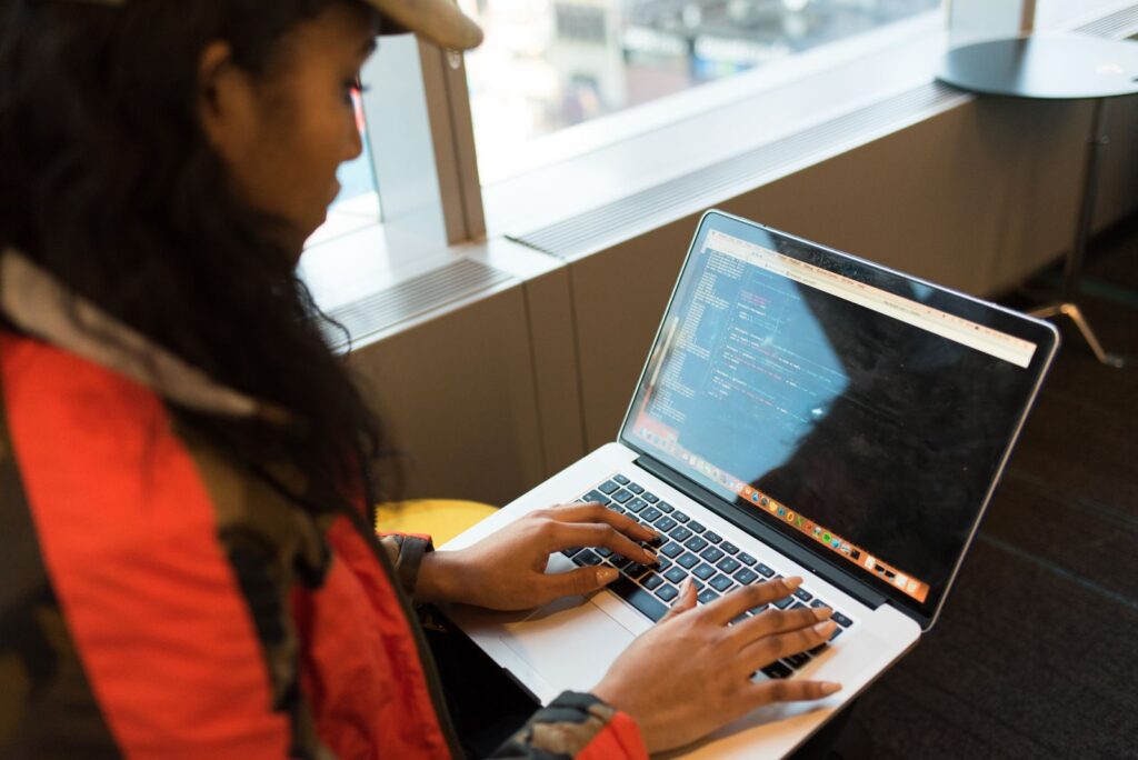 Développeuse qui travaille sur le code d’un site, sur son ordinateur portable
