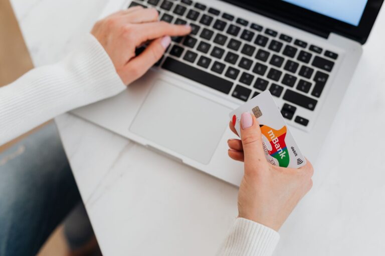 Paiement en ligne par carte bancaire sur un ordinateur portable