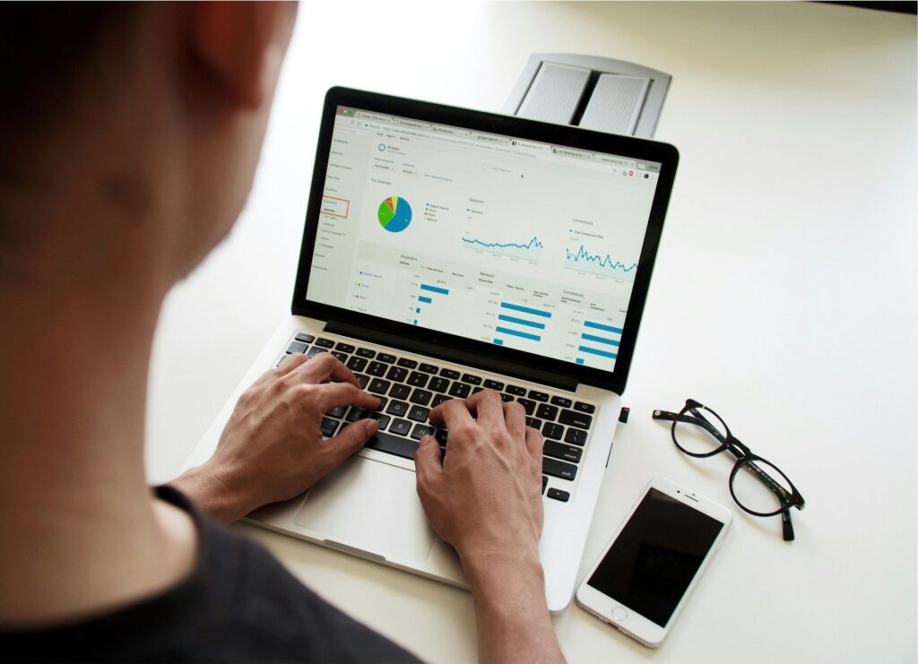 Tableau de bord des conversions alimenté par un tracking server-side, analysé sur ordinateur portable